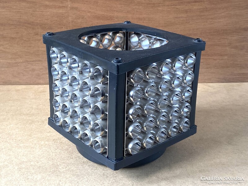 RETRO DESIGN, EZÜST ÉS FEKETE SZÍNŰ KOCKA ALAKÚ MŰANYAG ASZTALI LÁMPA