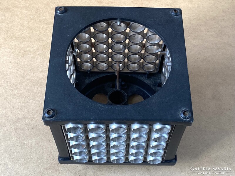 RETRO DESIGN, EZÜST ÉS FEKETE SZÍNŰ KOCKA ALAKÚ MŰANYAG ASZTALI LÁMPA