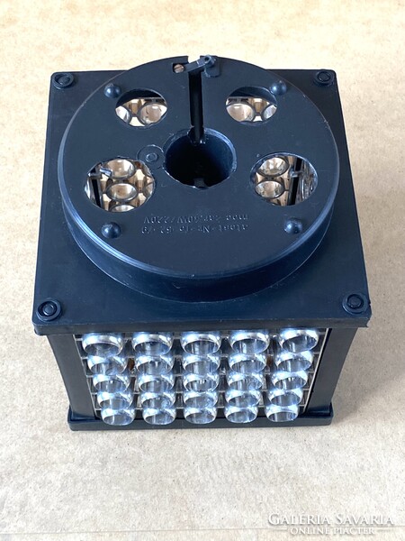 RETRO DESIGN, EZÜST ÉS FEKETE SZÍNŰ KOCKA ALAKÚ MŰANYAG ASZTALI LÁMPA