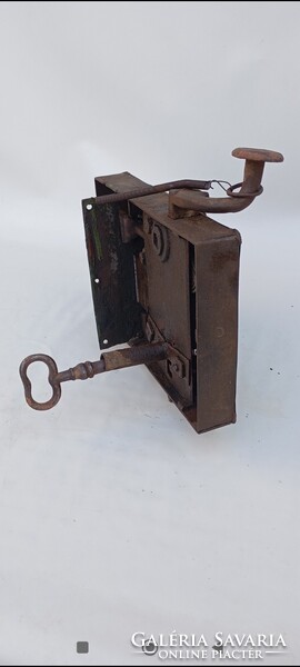 Nagyméretű rátétes kapu zár egyoldali  kilinccsel, eredeti kulccsal, tökéletesen működő 19sz