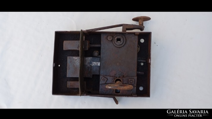 Nagyméretű rátétes kapu zár egyoldali  kilinccsel, eredeti kulccsal, tökéletesen működő 19sz