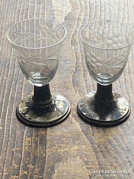 JELZETT, EZÜST TALPÚ METSZETT PÁLINKÁS POHÁR 7.5 CM