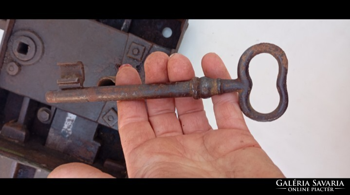 Nagyméretű rátétes kapu zár egyoldali  kilinccsel, eredeti kulccsal, tökéletesen működő 19sz