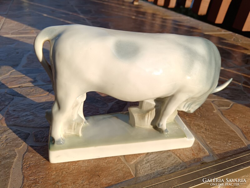 Nagyméretü zsolnay porcelán szürke marha