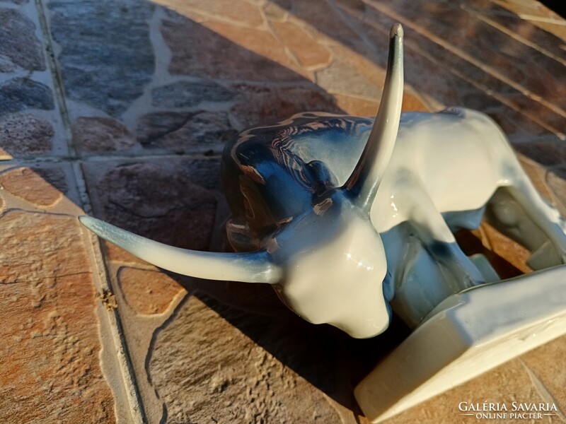 Nagyméretü zsolnay porcelán szürke marha