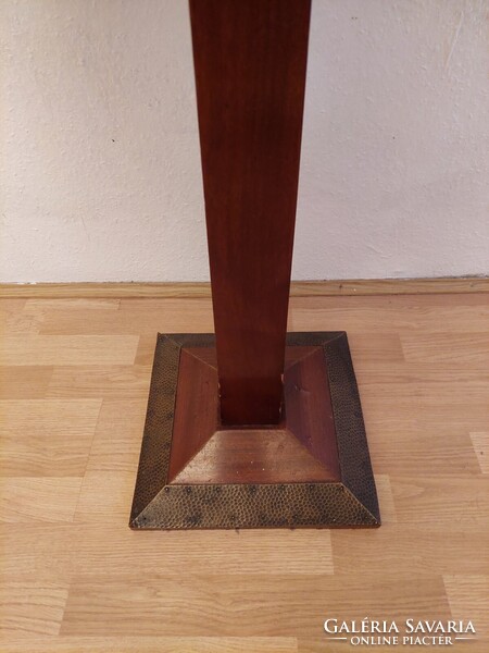 Elegáns, egylábú art deco asztalka, talapzatán fém díszítéssel