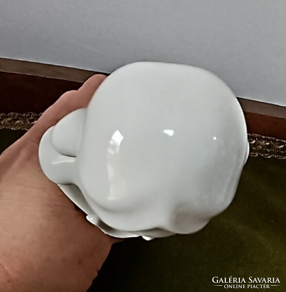 Aquincum porcelán lány, galambbal a kezében