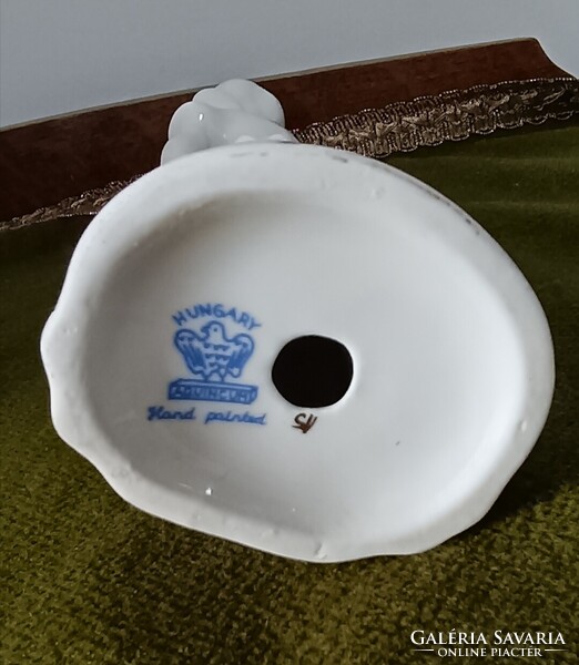 Aquincum porcelán lány, galambbal a kezében