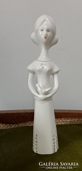 Aquincum porcelán lány, galambbal a kezében