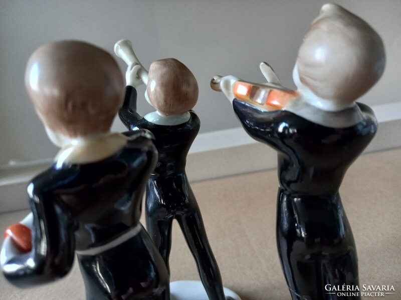 Három kézzel festett hollóházi porcelán figura, zenész fiúk: hegedűs, harmonikás és fúvós együtt