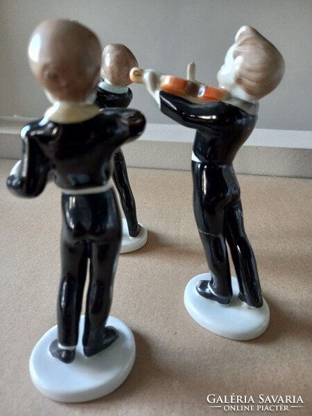 Három kézzel festett hollóházi porcelán figura, zenész fiúk: hegedűs, harmonikás és fúvós együtt