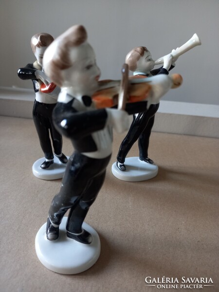 Három kézzel festett hollóházi porcelán figura, zenész fiúk: hegedűs, harmonikás és fúvós együtt