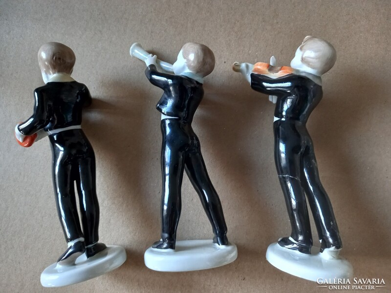 Három kézzel festett hollóházi porcelán figura, zenész fiúk: hegedűs, harmonikás és fúvós együtt
