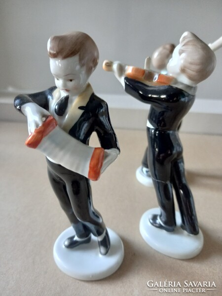 Három kézzel festett hollóházi porcelán figura, zenész fiúk: hegedűs, harmonikás és fúvós együtt