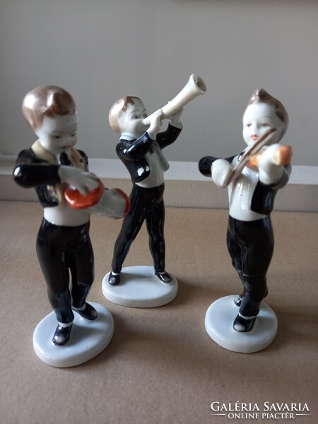 Három kézzel festett hollóházi porcelán figura, zenész fiúk: hegedűs, harmonikás és fúvós együtt