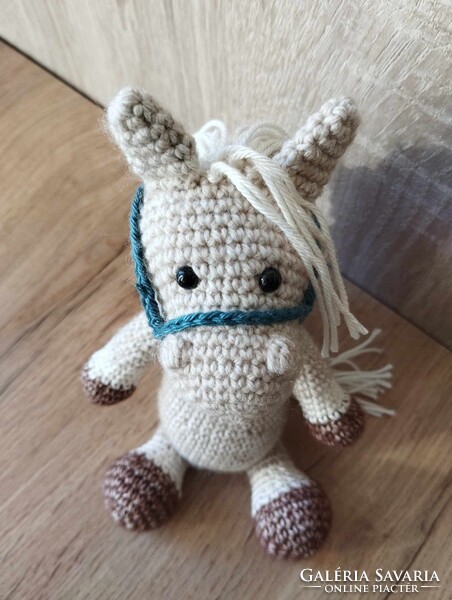 "Akác" horgolt csikó
