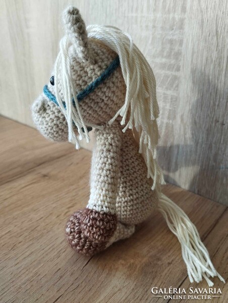 "Akác" horgolt csikó
