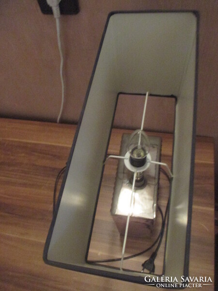 Art Deco ezüst-fekete asztali lámpa.