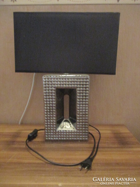 Art Deco ezüst-fekete asztali lámpa.