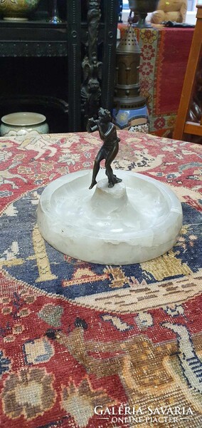 Bronz furulyázó fiú ónix hamutartó. Nagyon szépen kidolgozott. 11 cm magas maga a bronz figura.