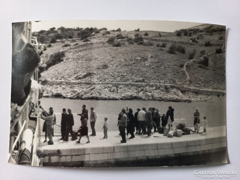 Régi fekete-fehér fotó, Horvátország - Stara Baška nehéz kirakodás a hajóról 1965 14x9,5
