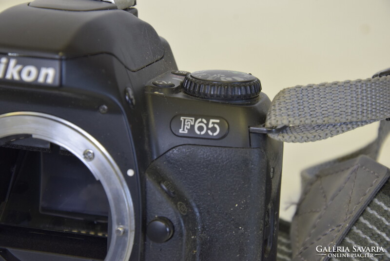 Nikon F65 SLR filmes fényképezőgép NIKKOR 28-80 mm objektívvel és tartozékokkal A114