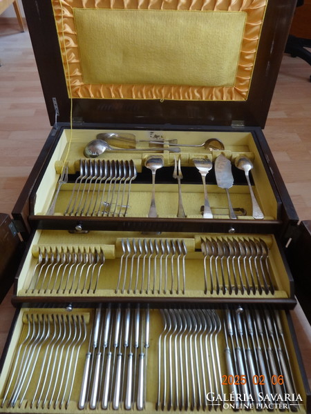 12 személyes, 110 darabos ezüst evőeszköz készlet (5406 g)