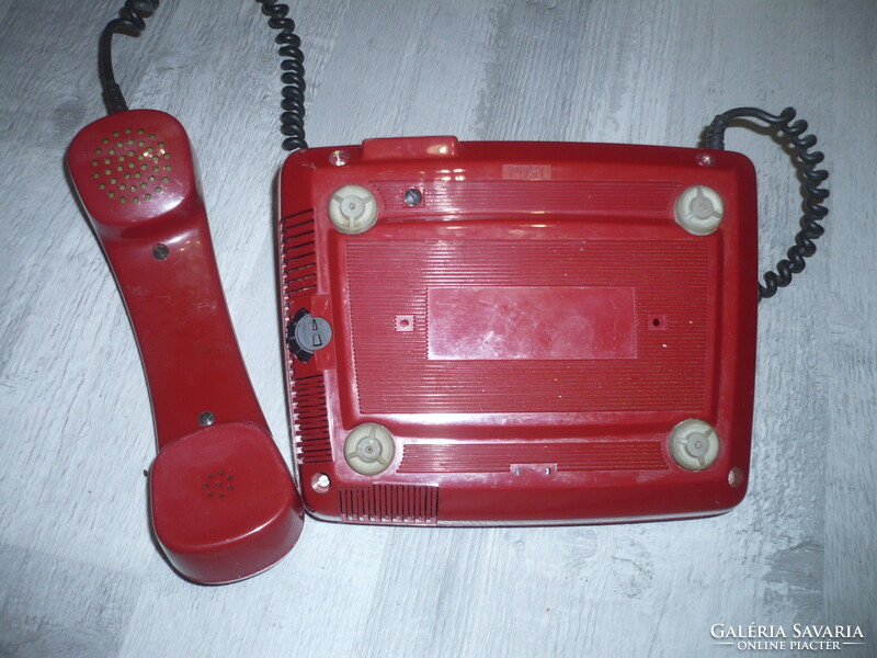 Régi retro nyomógombos asztali telefon