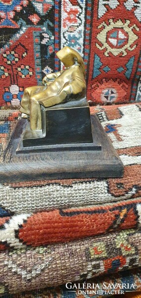 Anonymus bronz szobor fa talapzattal. Nagyon szép kidolgozással. Jelzés nélkül. 20x15 cm