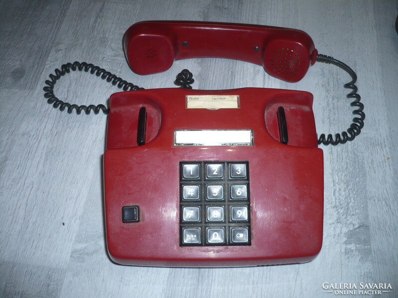 Régi retro nyomógombos asztali telefon