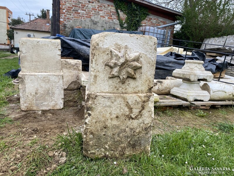 Antik díszes mészkő tornác elemei: oszlop talapzat/posztamens, talp, oszlopfő, népi, parasztház