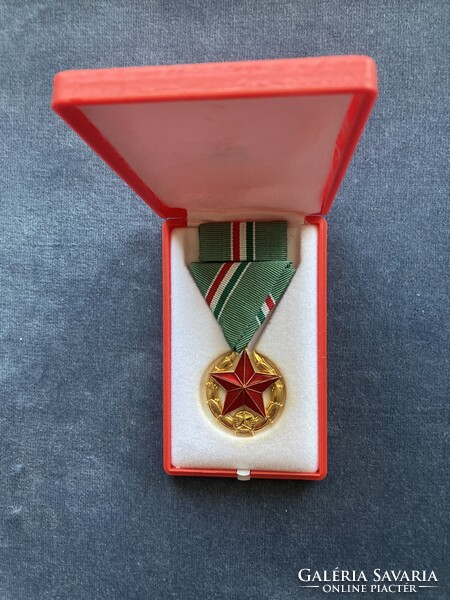 Közbiztonsági Érem kitüntetés arany fokozata dobozában szalagsávval - HATÁRŐR ADOMÁNYOZÁS