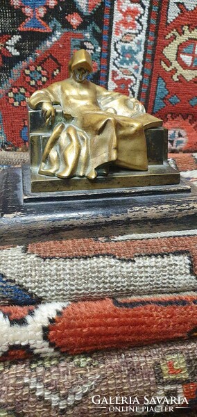 Anonymus bronz szobor fa talapzattal. Nagyon szép kidolgozással. Jelzés nélkül. 20x15 cm