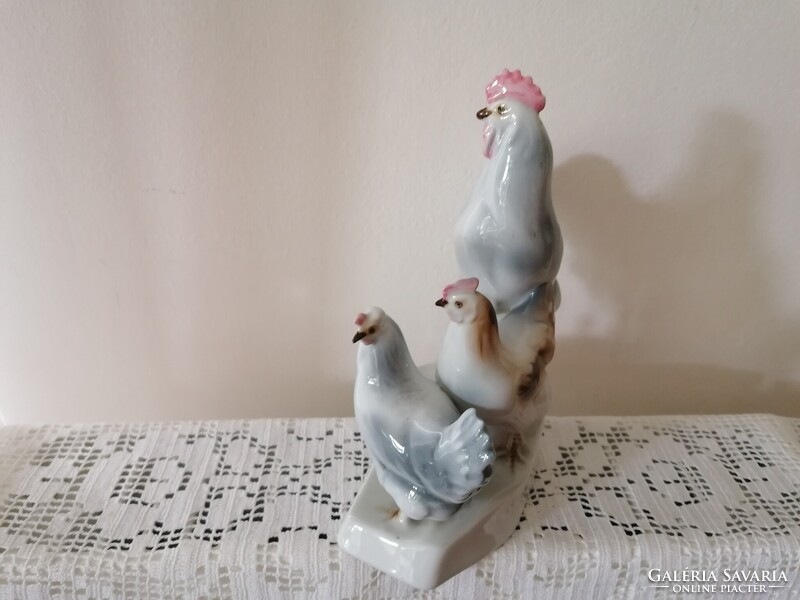 Baromfiudvar/tyúkok/ Zsolnay porcelán