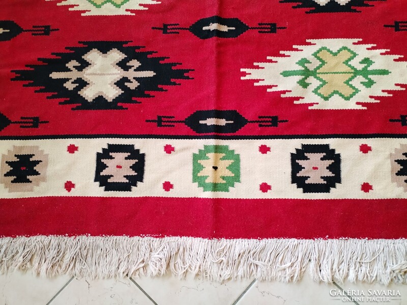 NAGYMÉRETŰ BORDÓ KILIM SZŐNYEG - 166x250 CM