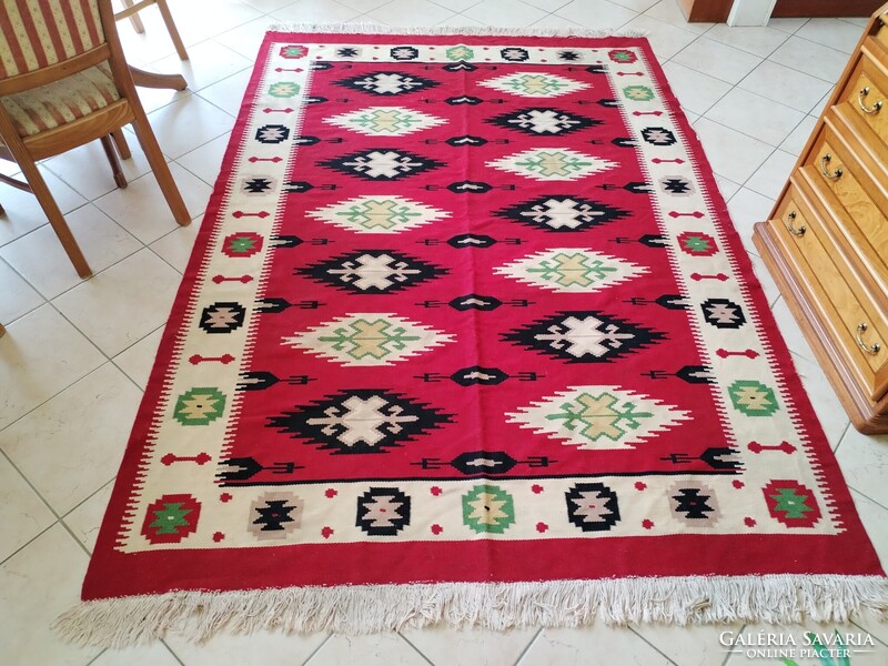 NAGYMÉRETŰ BORDÓ KILIM SZŐNYEG - 166x250 CM