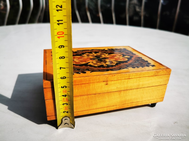 INTARZIÁS ZENÉLŐ FA DOBOZ