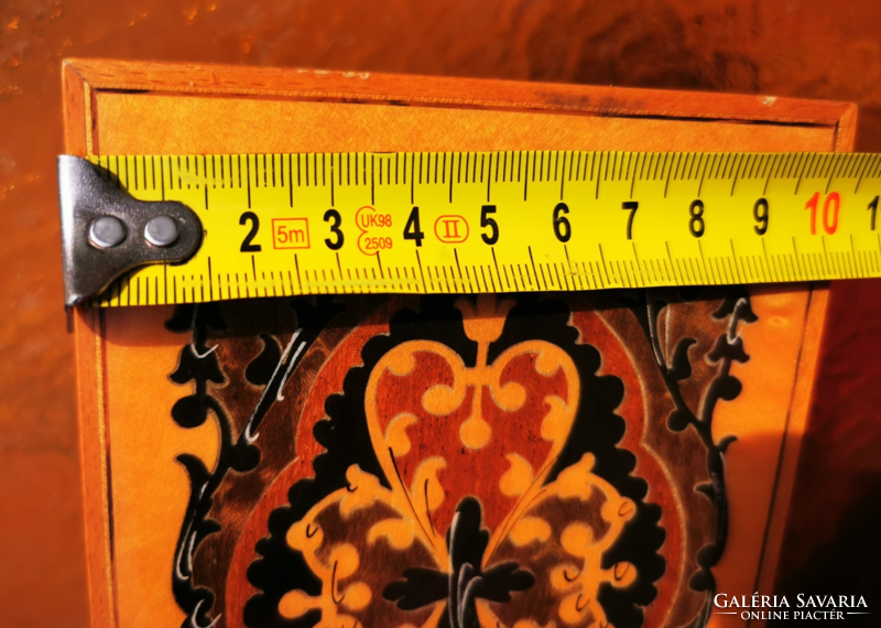 INTARZIÁS ZENÉLŐ FA DOBOZ