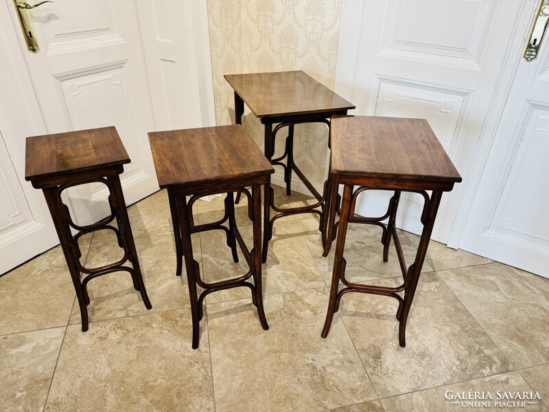 KINCSVADÁSZOKBÓL THONET lerakó asztal szett