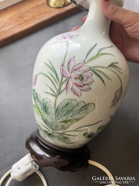 Régi kínai kézzel festett porcelán asztali lámpa fa talpazattal