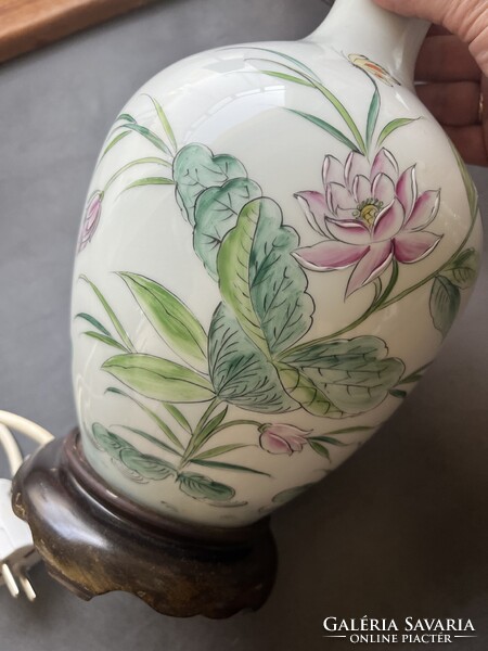 Régi kínai kézzel festett porcelán asztali lámpa fa talpazattal
