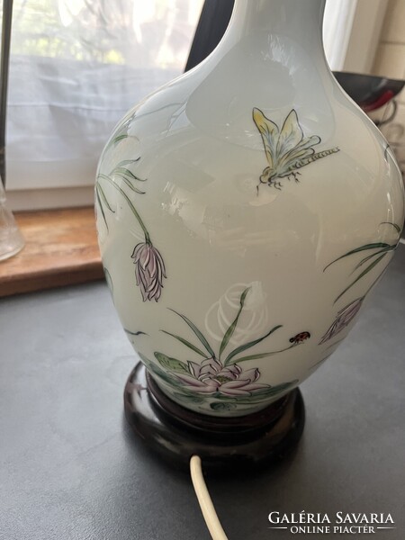 Régi kínai kézzel festett porcelán asztali lámpa fa talpazattal
