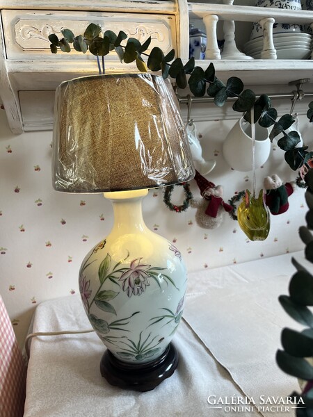 Régi kínai kézzel festett porcelán asztali lámpa fa talpazattal