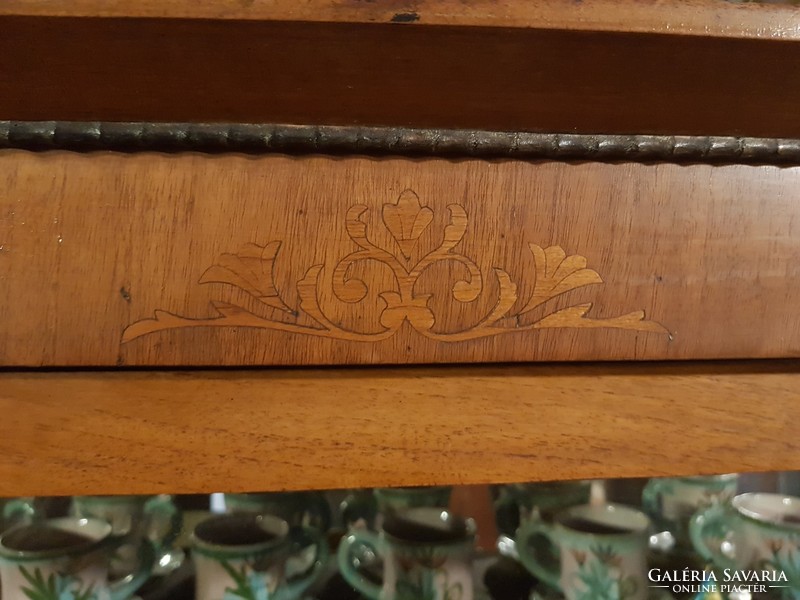 Tükrös, galériás, intarziás Bieder kis vitrin