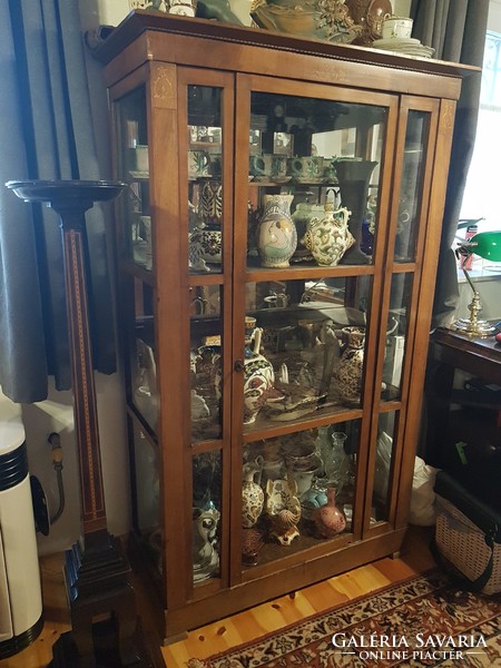 Tükrös, galériás, intarziás Bieder kis vitrin