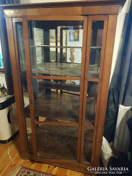 Tükrös, galériás, intarziás Bieder kis vitrin