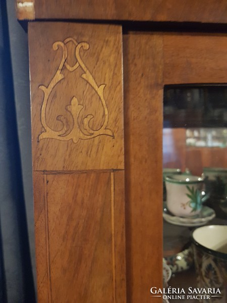 Tükrös, galériás, intarziás Bieder kis vitrin