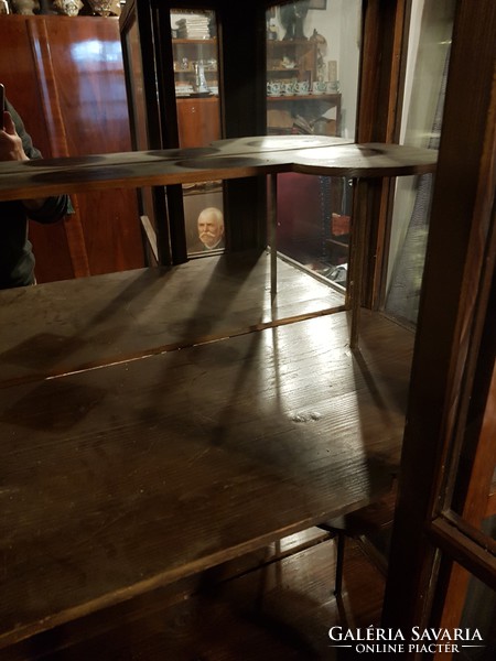 Tükrös, galériás, intarziás Bieder kis vitrin