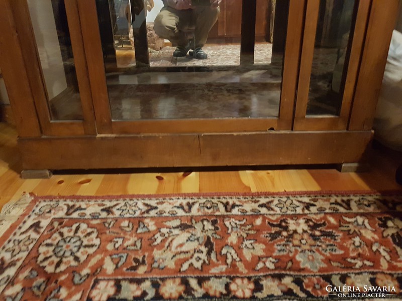 Tükrös, galériás, intarziás Bieder kis vitrin