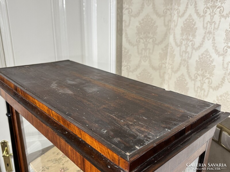 Empire-Biedermeier tusintarziás kisméretű vitrin